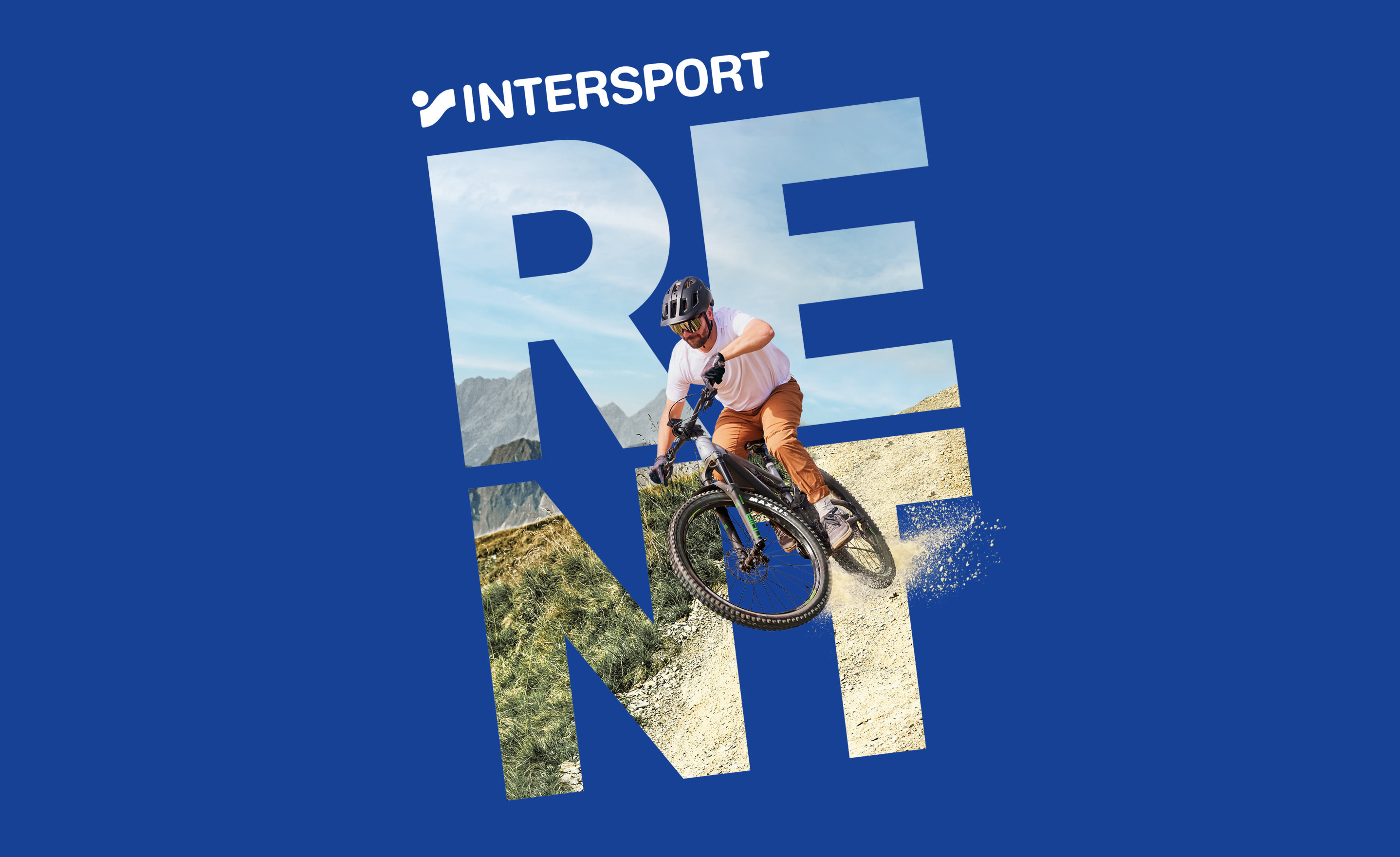 Ein Radfahrer mit Helm fährt mit seinem Mountainbike auf einem Feldweg. Das Wort „RENT“ ist in großen Buchstaben über das Bild gelegt. Der Hintergrund ist blau und oben steht „INTERSPORT“.