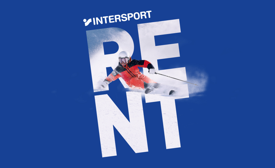 Ein Skifahrer in rotem Outfit und Helm fährt durch die großen weißen Buchstaben „RENT“ auf blauem Grund, darüber steht „INTERSPORT“.