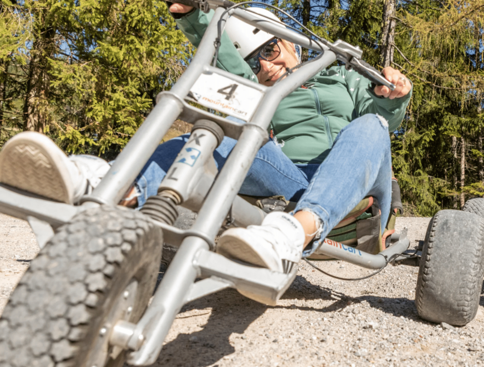 Person mit Helm fährt auf Mountaincart